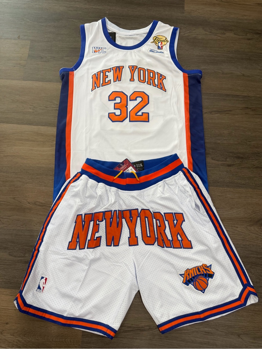 New York NY Knicks Karl Anthony Towns Men’s Medium White Jersey and Shorts Set